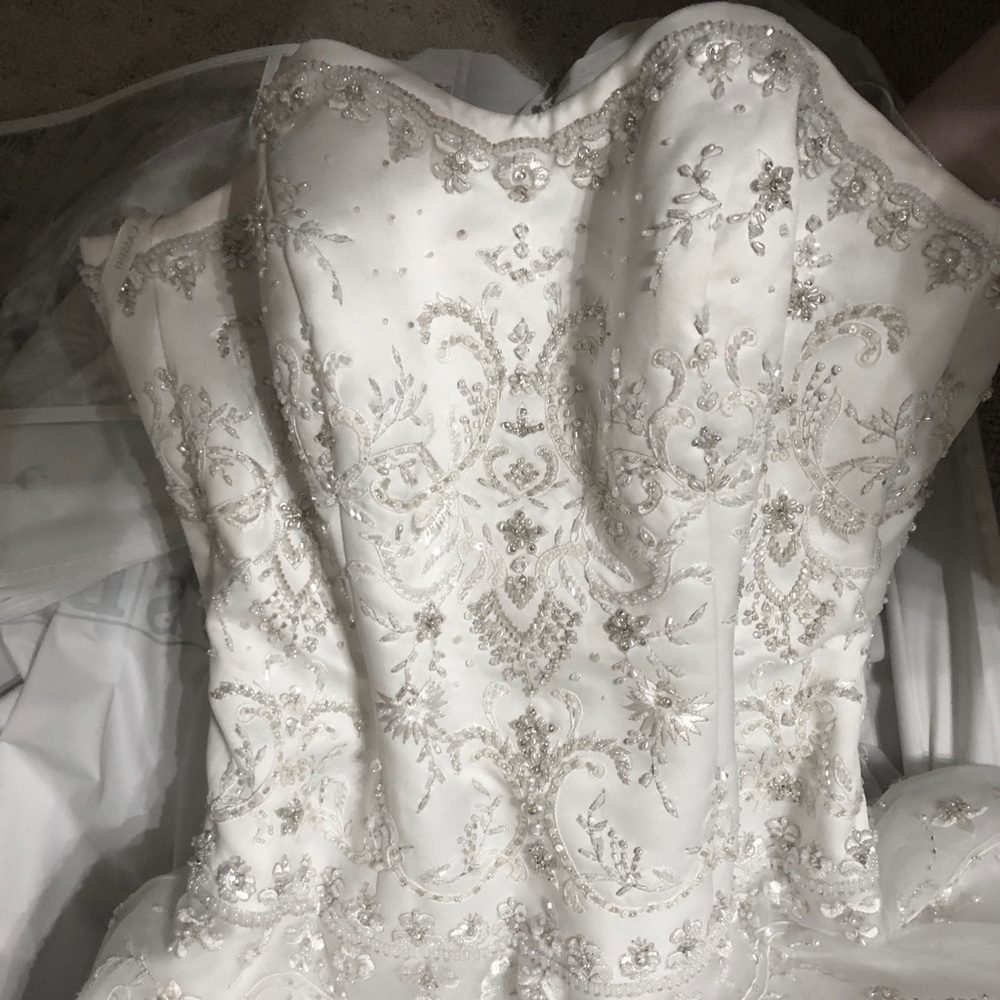 Make me an offerOleg Cassini Wedding dress Size 4 - Picture 5 of 8
